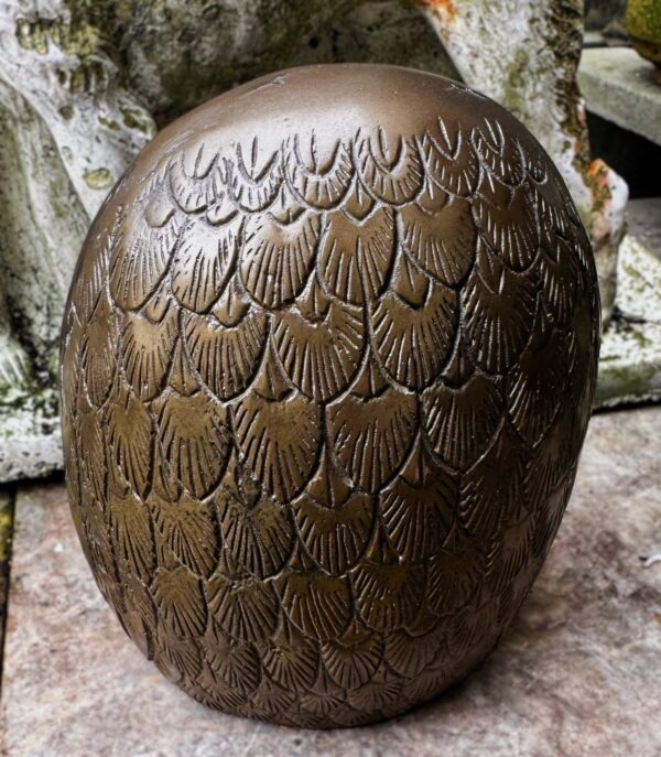 Decoratieve bronzen uil met fijne gegraveerde details en rijke textuur | Decorative bronze owl sculpture with fine engraved details and rich texture – ca. 1970