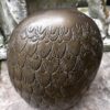 Decoratieve bronzen uil met fijne gegraveerde details en rijke textuur | Decorative bronze owl sculpture with fine engraved details and rich texture – ca. 1970