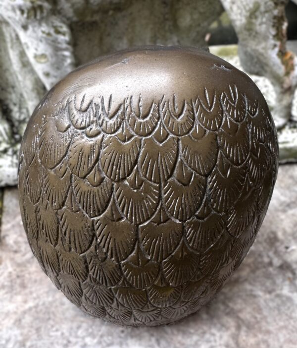 Decoratieve bronzen uil met fijne gegraveerde details en rijke textuur | Decorative bronze owl sculpture with fine engraved details and rich texture – ca. 1970
