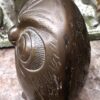 Decoratieve bronzen uil met fijne gegraveerde details en rijke textuur | Decorative bronze owl sculpture with fine engraved details and rich texture – ca. 1970