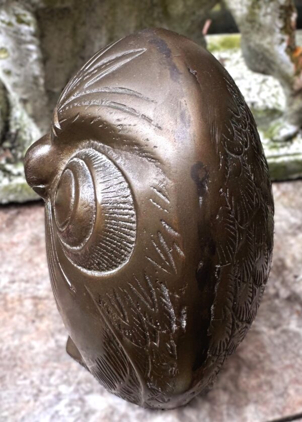 Decoratieve bronzen uil met fijne gegraveerde details en rijke textuur | Decorative bronze owl sculpture with fine engraved details and rich texture – ca. 1970