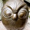 Decoratieve bronzen uil met fijne gegraveerde details en rijke textuur | Decorative bronze owl sculpture with fine engraved details and rich texture – ca. 1970