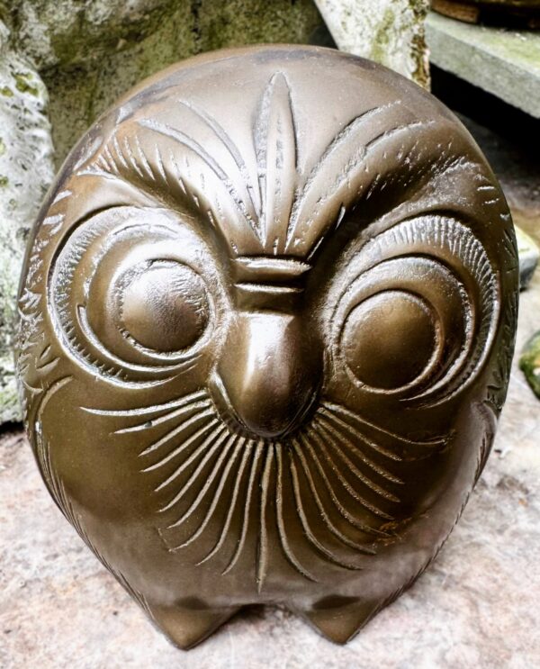 Decoratieve bronzen uil met fijne gegraveerde details en rijke textuur | Decorative bronze owl sculpture with fine engraved details and rich texture – ca. 1970