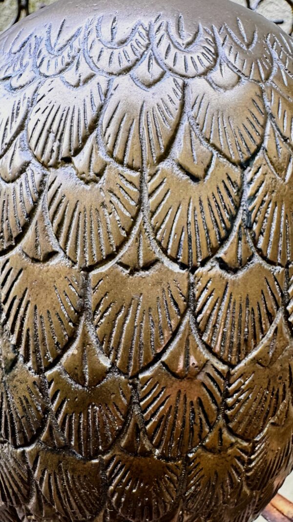Decoratieve bronzen uil met fijne gegraveerde details en rijke textuur | Decorative bronze owl sculpture with fine engraved details and rich texture – ca. 1970