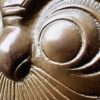Decoratieve bronzen uil met fijne gegraveerde details en rijke textuur | Decorative bronze owl sculpture with fine engraved details and rich texture – ca. 1970