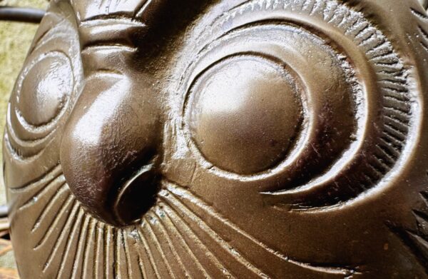 Decoratieve bronzen uil met fijne gegraveerde details en rijke textuur | Decorative bronze owl sculpture with fine engraved details and rich texture – ca. 1970