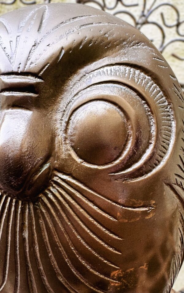 Decoratieve bronzen uil met fijne gegraveerde details en rijke textuur | Decorative bronze owl sculpture with fine engraved details and rich texture – ca. 1970