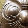 Decoratieve bronzen uil met fijne gegraveerde details en rijke textuur | Decorative bronze owl sculpture with fine engraved details and rich texture – ca. 1970
