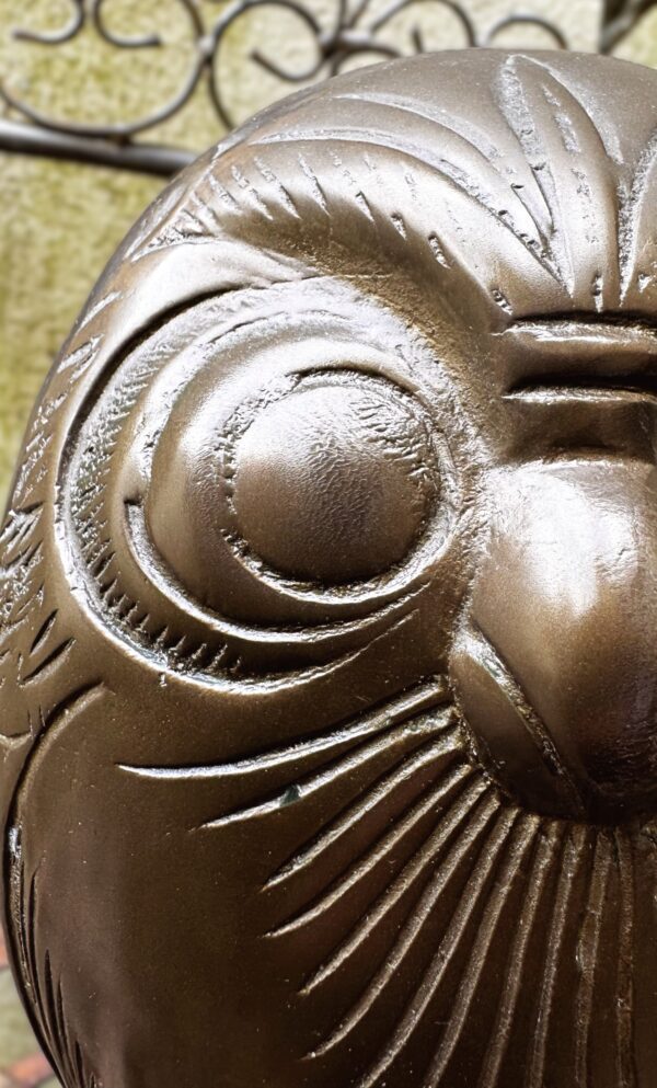 Decoratieve bronzen uil met fijne gegraveerde details en rijke textuur | Decorative bronze owl sculpture with fine engraved details and rich texture – ca. 1970