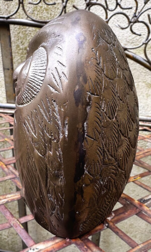 Decoratieve bronzen uil met fijne gegraveerde details en rijke textuur | Decorative bronze owl sculpture with fine engraved details and rich texture – ca. 1970