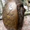 Decoratieve bronzen uil met fijne gegraveerde details en rijke textuur | Decorative bronze owl sculpture with fine engraved details and rich texture – ca. 1970