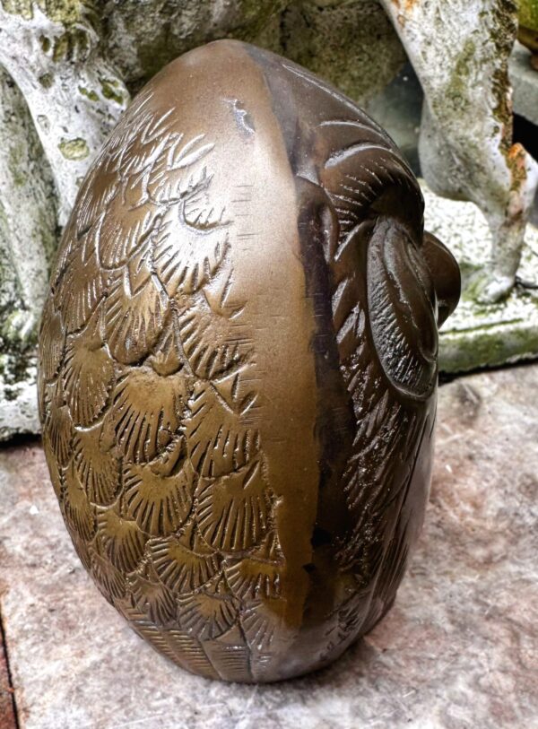 Decoratieve bronzen uil met fijne gegraveerde details en rijke textuur | Decorative bronze owl sculpture with fine engraved details and rich texture – ca. 1970
