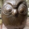 Decoratieve bronzen uil met fijne gegraveerde details en rijke textuur | Decorative bronze owl sculpture with fine engraved details and rich texture – ca. 1970