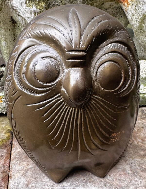 Decoratieve bronzen uil met fijne gegraveerde details en rijke textuur | Decorative bronze owl sculpture with fine engraved details and rich texture – ca. 1970