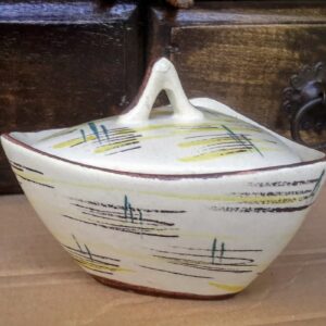 Decoratief keramisch driehoekig potje met deksel – Vintage suikerpotje | Decorative triangular ceramic lidded pot – Vintage sugar jar