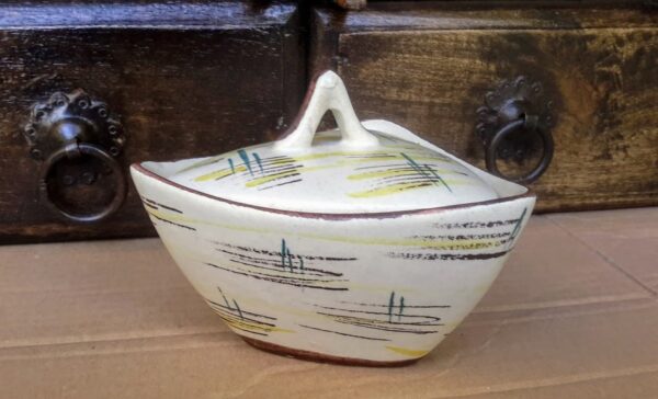 Decorative triangular ceramic lidded pot – Vintage sugar jar (1) Decoratief keramisch driehoekig potje met deksel – Vintage suikerpotje | Decorative triangular ceramic lidded pot – Vintage sugar jar