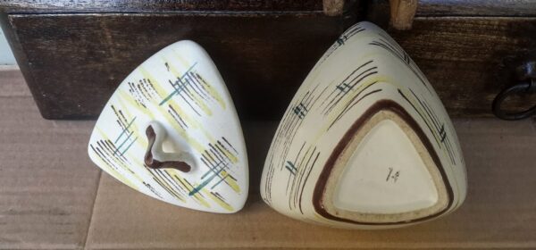 Decorative triangular ceramic lidded pot – Vintage sugar jar (2) Decoratief keramisch driehoekig potje met deksel – Vintage suikerpotje | Decorative triangular ceramic lidded pot – Vintage sugar jar