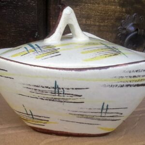 Decorative triangular ceramic lidded pot – Vintage sugar jar (5) Decoratief keramisch driehoekig potje met deksel – Vintage suikerpotje | Decorative triangular ceramic lidded pot – Vintage sugar jar