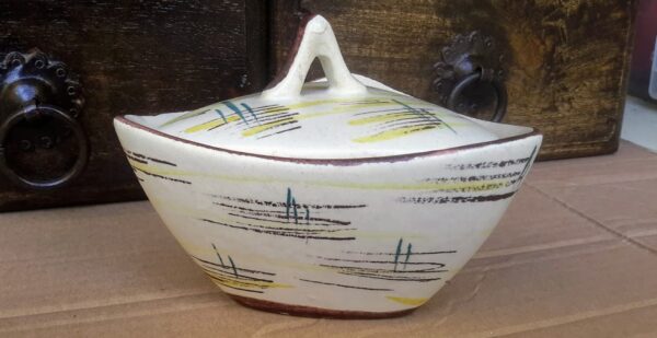 Decorative triangular ceramic lidded pot – Vintage sugar jar (5) Decoratief keramisch driehoekig potje met deksel – Vintage suikerpotje | Decorative triangular ceramic lidded pot – Vintage sugar jar