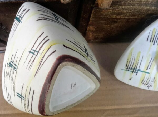 Decorative triangular ceramic lidded pot – Vintage sugar jar (6) Decoratief keramisch driehoekig potje met deksel – Vintage suikerpotje | Decorative triangular ceramic lidded pot – Vintage sugar jar