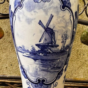 Elegant Delft Blue vase with windmill motif – ca. 1900 (1) Elegante Delfts Blauwe vaas met windmolenmotief – Elegant Delft Blue vase with windmill motif – ca. 1900