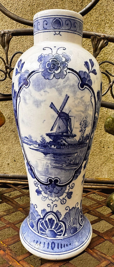 Elegant Delft Blue vase with windmill motif – ca. 1900 (1) Elegante Delfts Blauwe vaas met windmolenmotief – Elegant Delft Blue vase with windmill motif – ca. 1900