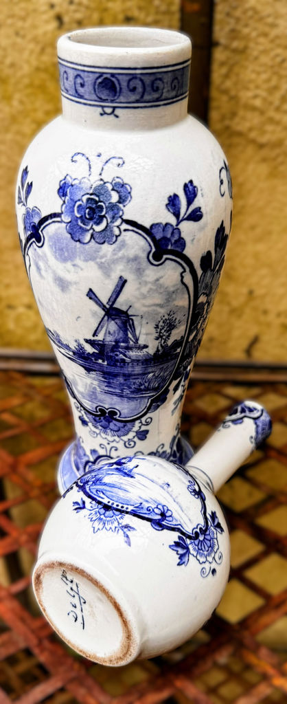Elegant Delft Blue vase with windmill motif – ca. 1900 (2) Elegante Delfts Blauwe vaas met windmolenmotief – Elegant Delft Blue vase with windmill motif – ca. 1900