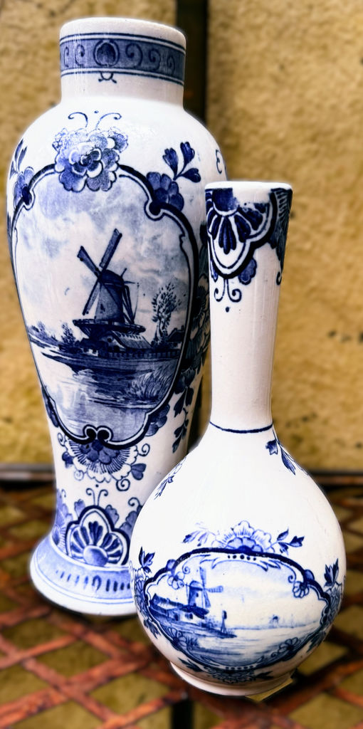 Elegant Delft Blue vase with windmill motif – ca. 1900 (3) Elegante Delfts Blauwe vaas met windmolenmotief – Elegant Delft Blue vase with windmill motif – ca. 1900