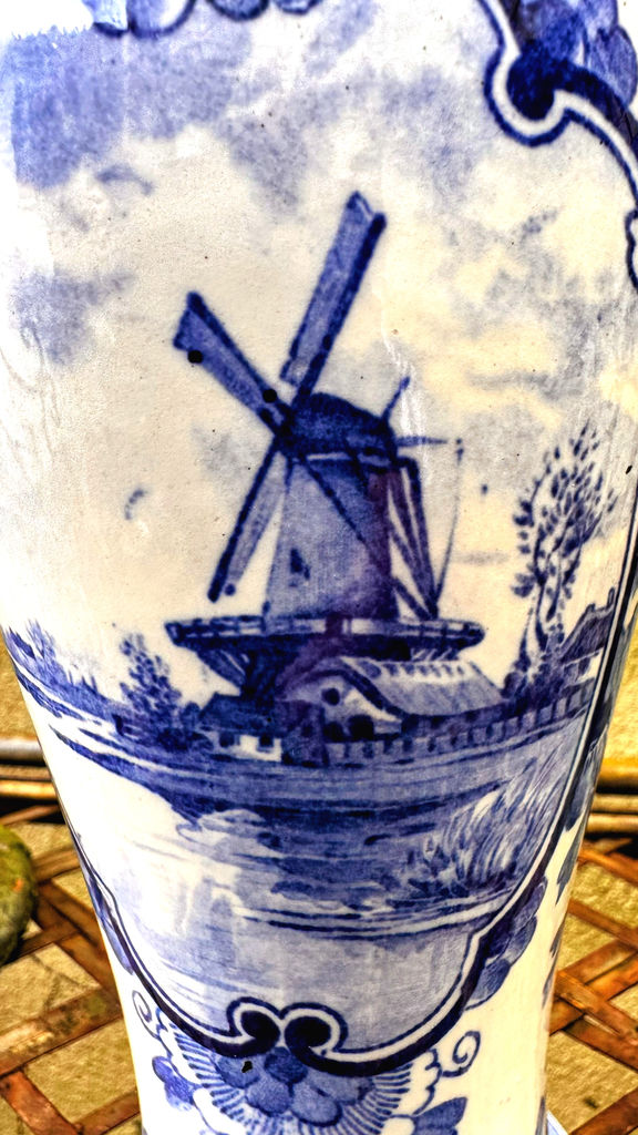 Elegant Delft Blue vase with windmill motif – ca. 1900 (8) Elegante Delfts Blauwe vaas met windmolenmotief – Elegant Delft Blue vase with windmill motif – ca. 1900
