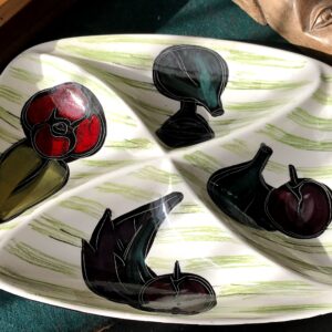 Elegante aperitiefschaal keramiek met fruit‑ en groentedecor | Elegant ceramic aperitif dish with fruit and vegetable décor – mid‑20th century