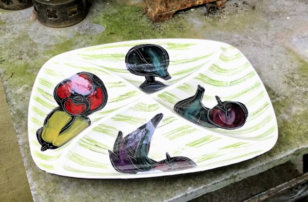 Elegant ceramic aperitif dish with fruit and vegetable décor – mid‑20th century (2) Elegante aperitiefschaal keramiek met fruit‑ en groentedecor | Elegant ceramic aperitif dish with fruit and vegetable décor – mid‑20th century