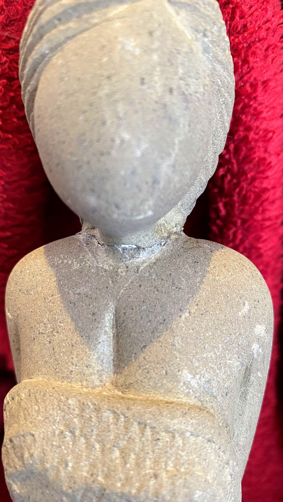 Elegant stone sculpture of seated woman – ca. 1950 (3) Elegante stenen sculptuur van zittende vrouw – Elegant stone sculpture of seated woman – ca. 1950