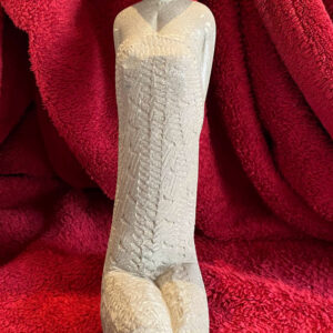 Elegant stone sculpture of seated woman – ca. 1950 (5) Elegante stenen sculptuur van zittende vrouw – Elegant stone sculpture of seated woman – ca. 1950