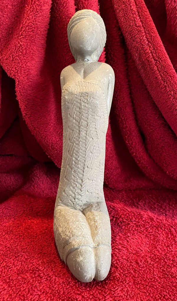 Elegant stone sculpture of seated woman – ca. 1950 (5) Elegante stenen sculptuur van zittende vrouw – Elegant stone sculpture of seated woman – ca. 1950