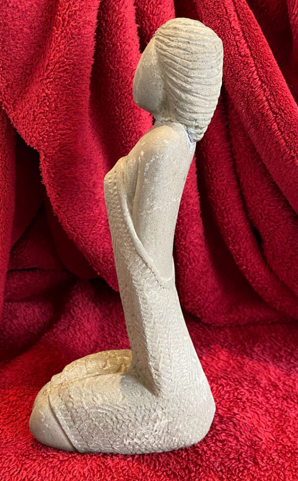 Elegant stone sculpture of seated woman – ca. 1950 (6) Elegante stenen sculptuur van zittende vrouw – Elegant stone sculpture of seated woman – ca. 1950
