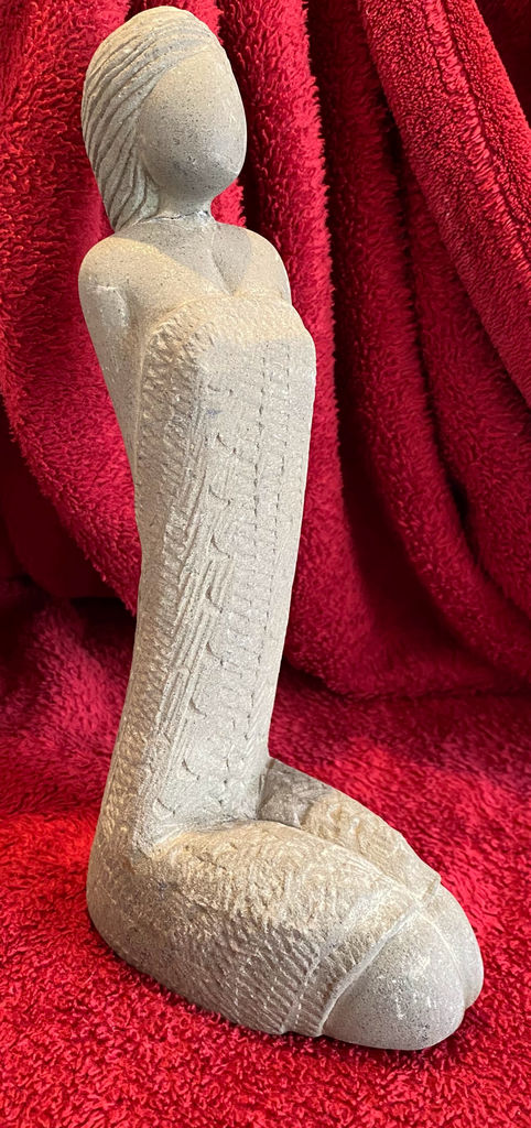 Elegant stone sculpture of seated woman – ca. 1950 (7) Elegante stenen sculptuur van zittende vrouw – Elegant stone sculpture of seated woman – ca. 1950