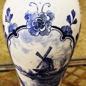 Elegante Delfts Blauwe Vaas met Windmolen en Bloemenpatronen - Tijdloos Nederlands Vakmanschap (15) Elegante Delfts Blauwe Vaas met Windmolen en Bloemenpatronen - Tijdloos Nederlands Vakmanschap ca. 1900