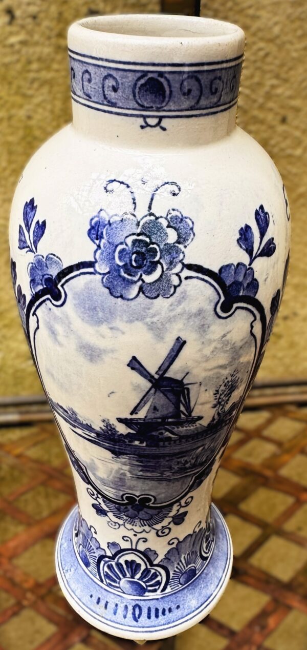 Elegante Delfts Blauwe Vaas met Windmolen en Bloemenpatronen - Tijdloos Nederlands Vakmanschap ca. 1900