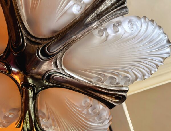 Exclusieve Franse Art Deco Kroonluchter – 5 Gesatineerde Schalen | Exclusive French Art Deco chandelier – 5 satin‑glass bowls, 1930