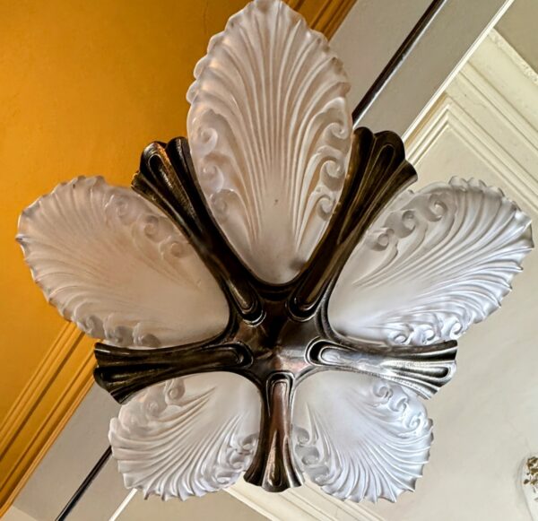 Exclusieve Franse Art Deco Kroonluchter – 5 Gesatineerde Schalen | Exclusive French Art Deco chandelier – 5 satin‑glass bowls, 1930