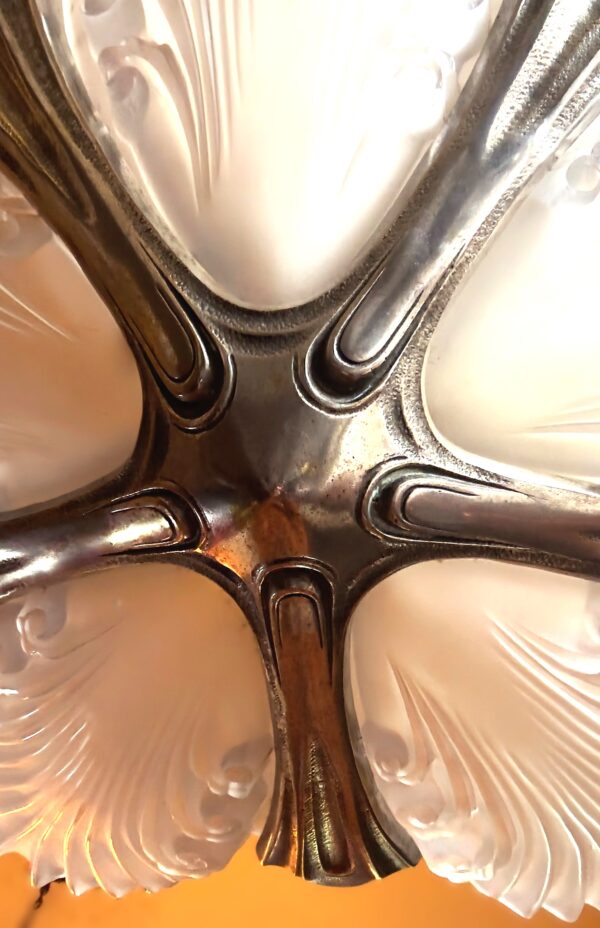 Exclusieve Franse Art Deco Kroonluchter – 5 Gesatineerde Schalen | Exclusive French Art Deco chandelier – 5 satin‑glass bowls, 1930