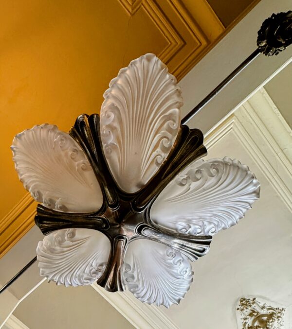 Exclusieve Franse Art Deco Kroonluchter – 5 Gesatineerde Schalen | Exclusive French Art Deco chandelier – 5 satin‑glass bowls, 1930