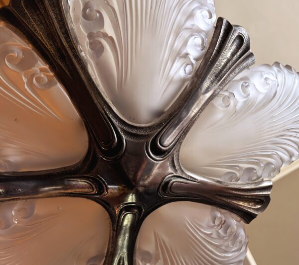 Exclusieve Franse Art Deco Kroonluchter – 5 Gesatineerde Schalen | Exclusive French Art Deco chandelier – 5 satin‑glass bowls, 1930
