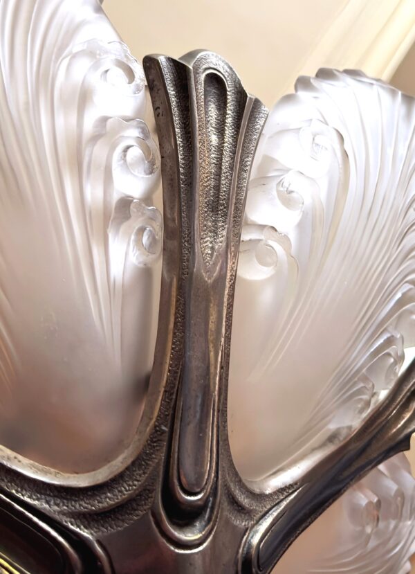 Exclusieve Franse Art Deco Kroonluchter – 5 Gesatineerde Schalen | Exclusive French Art Deco chandelier – 5 satin‑glass bowls, 1930