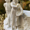 Prachtige Duitse bisque jardinière met kinderen en duiven – Exquisite German bisque jardinière with children and doves – ca. 1900