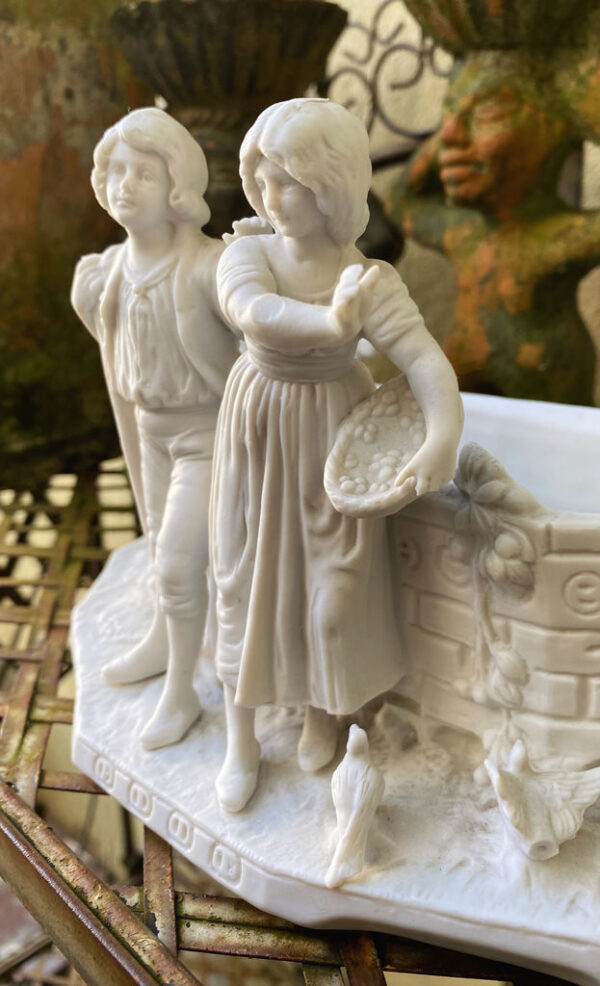 Prachtige Duitse bisque jardinière met kinderen en duiven – Exquisite German bisque jardinière with children and doves – ca. 1900