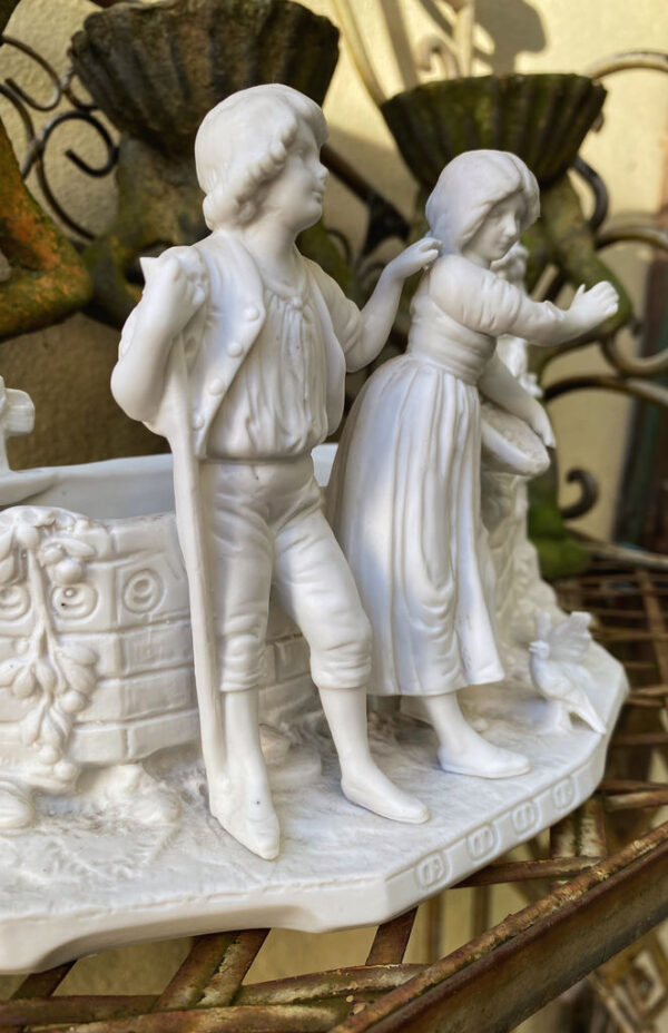 Prachtige Duitse bisque jardinière met kinderen en duiven – Exquisite German bisque jardinière with children and doves – ca. 1900
