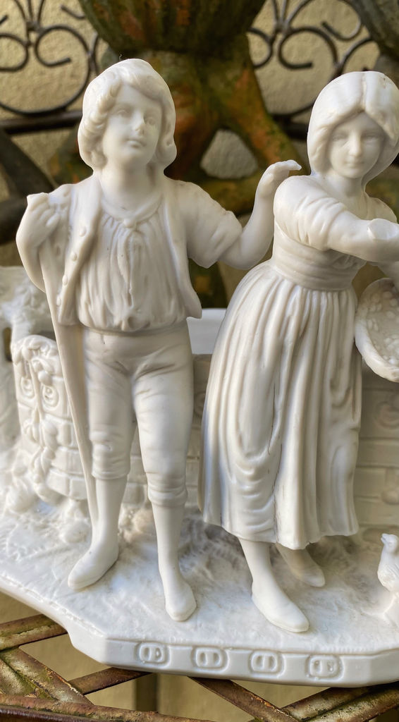 Prachtige Duitse bisque jardinière met kinderen en duiven – Exquisite German bisque jardinière with children and doves – ca. 1900
