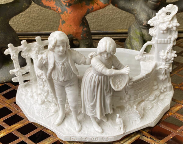 Prachtige Duitse bisque jardinière met kinderen en duiven – Exquisite German bisque jardinière with children and doves – ca. 1900