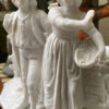 Prachtige Duitse bisque jardinière met kinderen en duiven – Exquisite German bisque jardinière with children and doves – ca. 1900